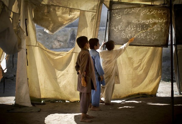 Афганские дети учатся в передвижной школе в деревне Будьяли, провинции Нангархар, 19 марта 2013 года. (AP Photo / Аня Нидрингхаус)