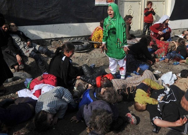 12-летняя Тарана Акбари кричит, стоя рядом с людьми, убитыми и ранеными в результате действий террориста-смертника, убившего более 70 гражданских во время религиозной церемонии в храме Абул Фазел в центре Кабула, где шииты праздновали день Ашуры, 6 декабря 2011 года. Фотограф агентства Франс-Пресс, Массуд Хуссейни, получил Пулитцеровскую премию  для агентства за снимок 16 апреля 2012 года в категории «фотографии последних новостей» - «за его разрывающий сердце снимок с девочкой, кричащей от страха, после взрыва террориста-смертника в заполненном кабульском храме». (Массуд Хуссейни / AFP / Getty Images)