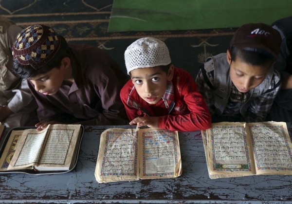 27.Мальчики читают Коран в медресе во время священного для мусульман месяца Рамадан. Кабул, 15 июля 2013 года. (Рейтер / Омар Собгани) 