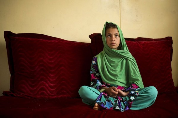 Одиннадцатилетняя Зардана  в Кандараге (Афганистан, 22 апреля 2013 год) рассказывает об инциденте, случившемся перед восходом солнца 11 марта 2012 года, когда, по ее словам, американский солдат ворвался в их дом. По словам Зарданы, ее двоюродная сестра, бывшая в гостях, увидела, что солдат гонится за ними, и побежала на помощь, но в солдата выстрелили и убили. «Мы не могли остановиться. Мы просто хотели где-то спрятаться. Я держалась за бабушку, и мы бежали к соседям». Члены семьи Зарданы объяснили, что девочка также получила ранение в голову. Около двух месяцев она провела на  реабилитации в госпитале военно-воздушной базы в Кандагаре, и еще три месяца – в военно-морском госпитале в Сан Диего, получая там реабилитационную терапию. Ее сопровождал отец, Самулла. Бывший штаб-сержант армии США Роберт Бейлзс, штаб-сержант из Вашингтона, был признан виновным в семнадцати убийствах и шести нападениях и попытках убийств. Его приговорили к пожизненному заключению, поскольку он признал свою вину, чтобы избежать смертной казни. (AP Photo / Аня Недрингхаус)