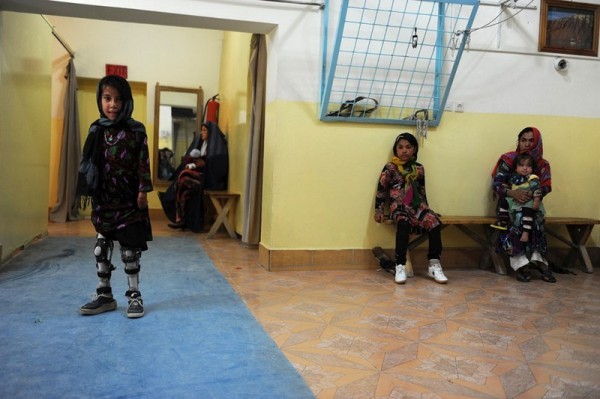 Девочка с ампутированными ногами пытается ходить на протезах в госпитале Международной комиссии Красного Креста для жертв войны и инвалидов в городе Мазер и Шариф, 1 мая 2013 года. (Фаршад Усян / AFP / Getty Images)