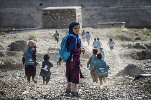 Афганские дети бегут в деревенскую школу, находящуюся недалеко от французской военной базы, по дороге в Наглу, 24 сентября 2012 года. (Джефф Пашу / AFP /Getty Images)