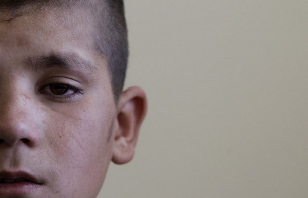 Фазель Рахман, один из четверых детей-террористов, арестованных перед попыткой самоподрыва, в классе Кабульского Центра Реабилитации, 14 мая 2011 года. Их религиозные учителя отдали им ясный приказ: Идите в Афганистан, наденьте пояс смертника и уничтожьте вражеские силы. С этим приказом 14-летний Гулам Фарук вышел из своего дома в Пакистане с тремя другими будущими мальчиками-смертниками и направился в восточный Афганистан. Им сказали, что их будут ждать двое членов Талибана на границе около Торкхама, в провинции Нангархар. Но там их ждали члены афганской разведки, раскрывшие планы мальчиков и арестовавшие их на границе. (AP Photo / Камран Джебрели)