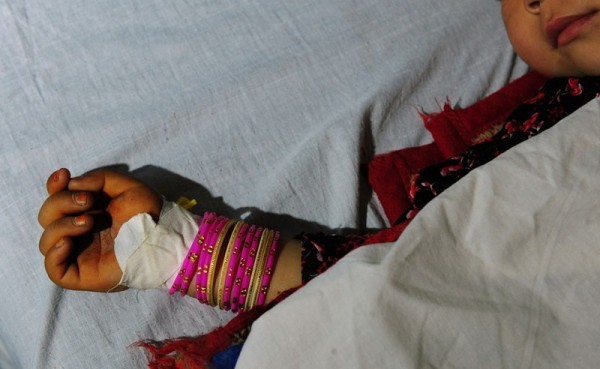 42.Пятилетняя афганская девочка, как утверждают, изнасилованная 22-хлетним мужчиной, лежит на больничной койке в районе Кальдар провинции Балк Мазал-и-Шарифа, 12 ноября 2012 года. Предполагаемый насильник и ее сосед позже был схвачен полицией. Несмотря на миллиарды долларов, вложенных международными гуманитарными организациями за десятилетия войны, насилия над женщинами не становится меньше. Около 87 процентов афганских женщин, согласно октябрьскому отчету Британского благотворительного фонда Оксфам, заявили, что были подвержены физическому, сексуальному или психологическому насилию или были насильно взяты в жены. (Квес Усян / AFP / Getty Images)