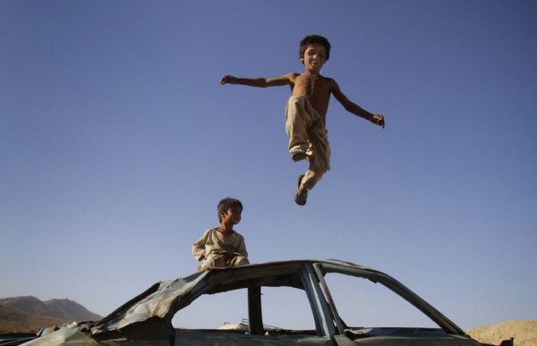 43.Мальчик прыгает с машины, Кабул, 5 июля 2012 года. (AP Photo / Ахмад Джамшид)