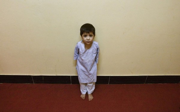 Сын афганской женщины-заключенной стоит в коридоре тюрьмы в Герате, 18 августа 2009 года. (Рейтер / Рахеб Хомаванди)
