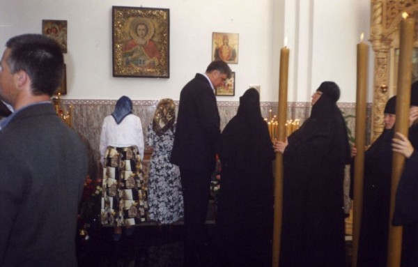 Сестры Матронинского монастыря у раки с мощами игумении Рафаилы. 24 мая 2005 г