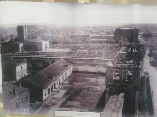 Фото 1930-х годов. На переднем плане нынешняя братская территория Донского монастыря, переоборудованная в кладбище с крематорием