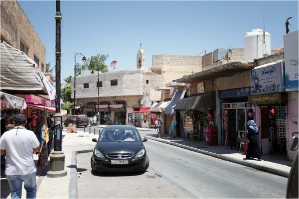 Улица «самого христианского города Иордании». Вдали видна колокольня Георгиевского храма