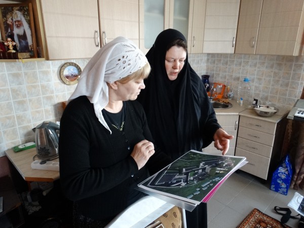 С монахиней Серафимой у архитектурного плана будущего монастыря