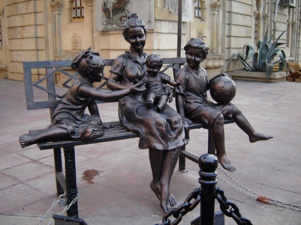 Памятник материнству в Хельсинки, Финляндия