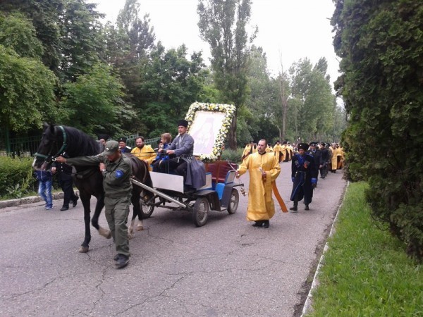 Крестный ход на празднике Благословение вод в Пятигорске. Вот и казаки.