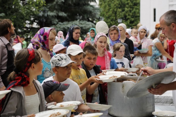 48. Обед в паломнической трапезной.