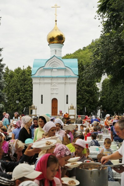 51. Обед в паломнической трапезной.