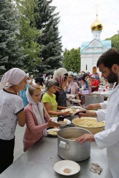 54. Обед в паломнической трапезной.