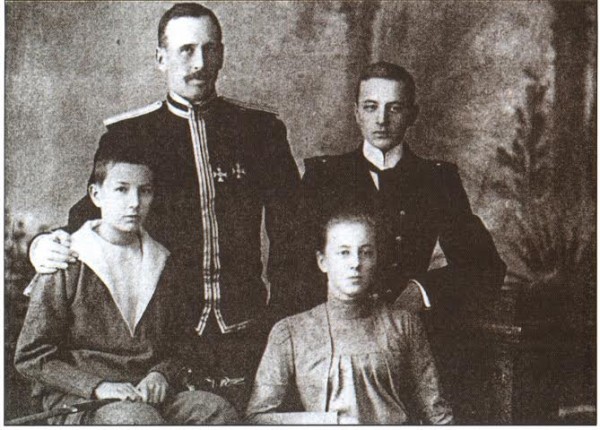Граф Ф. А. Келлер с детьми: Павлом (1883—1980) — справа; Александром (1887—1944) и Елизаветой (1885—1965) — сидят