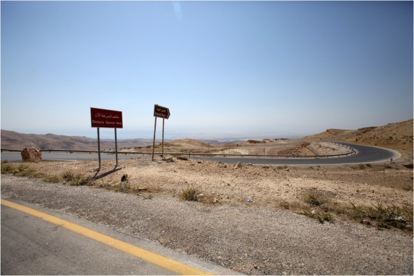 Дорога к Мёртвому морю спускается с близлежащих гор