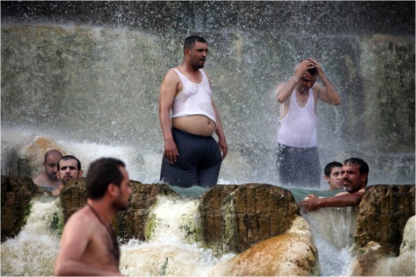 Маин. Тёплые водопады популярны не только у туристов