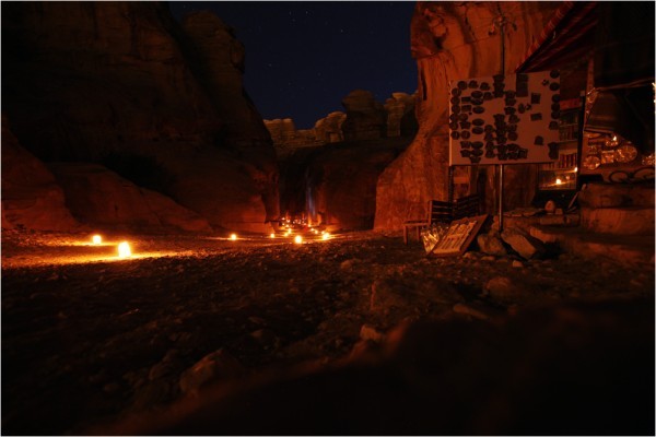 Ущелье Сик вечером освещают сотни бумажных фонарей