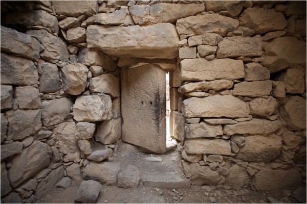 Азрак. Монолитная каменная дверь сохранилась со времён римлян.