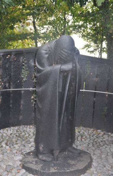 Пилигрим, плачущий о грехах Ирландии Деревянная статуя в Клонмакнойзе Фото автора 