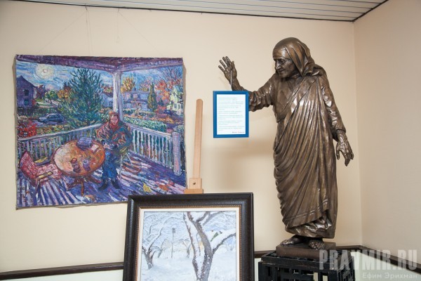 Коллекцию живописи в холлах дополняет статуя Матери Терезы