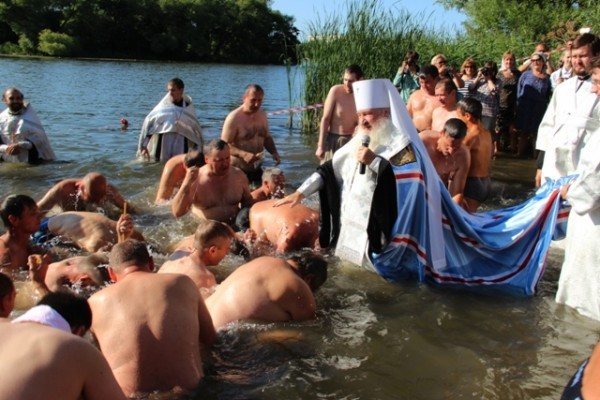 Массовое крещение на реке Свияга. Фото: simbeparhia.ru