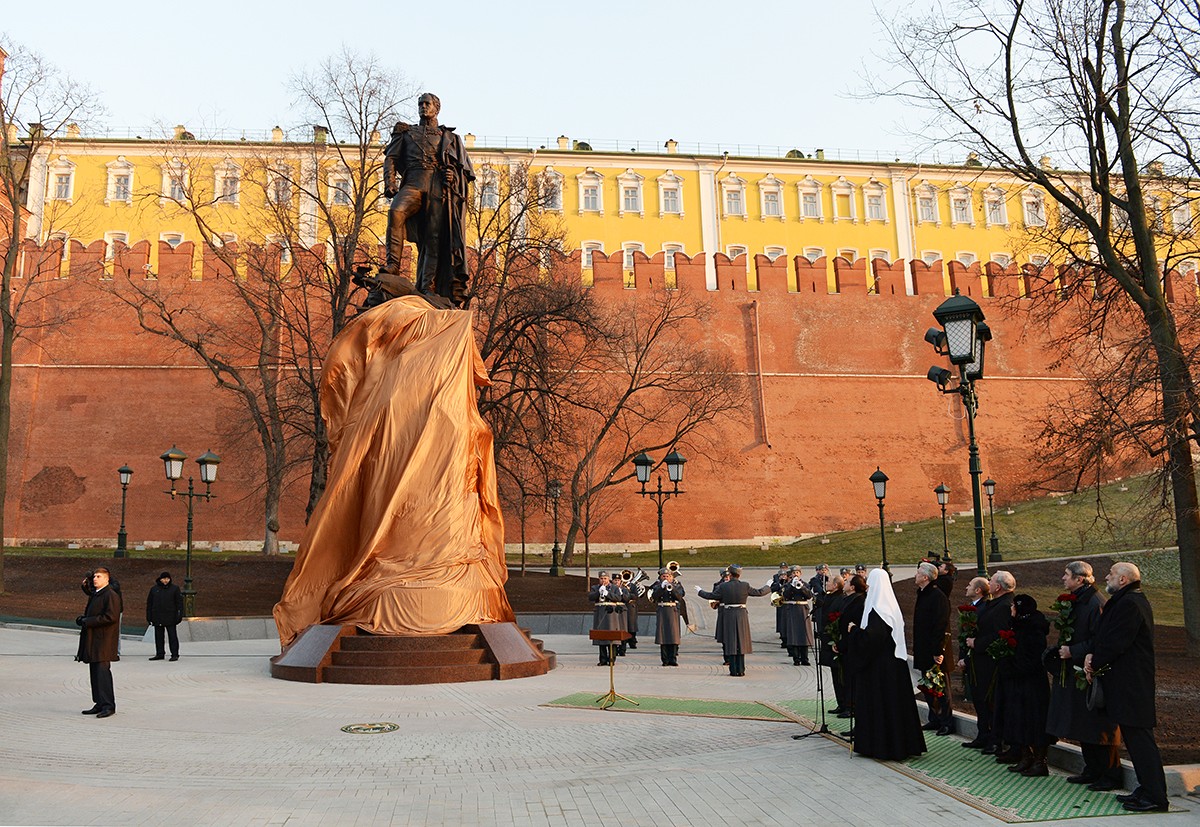 Ноября 2014 года. Памятник императору Александру 1 в Москве. Открытие памятника Александру 1 в Москве. Памятник Владимиру в Александровском саду. Малюта Скуратов памятник.