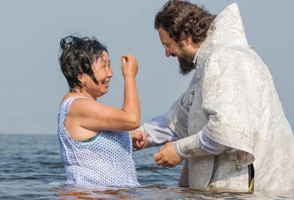 Крещение на берегу реки Лены. Фото Анны Гальпериной 