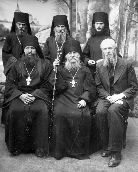В центре сидит игумен Харитон, стоят справа налево: иеродиакон Марк (Шавыкин), иеромонах Тарасий (Титоров), иеромонах Лука (Земсков). Фото конца 1930-х гг.