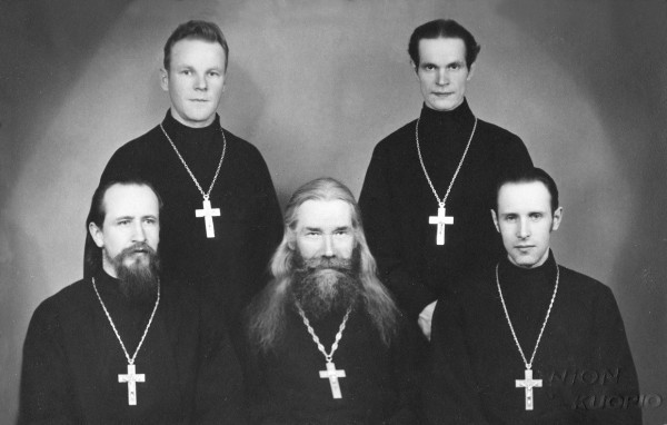 Нижний ряд справа налево: иеромонах Павел (Олмари), иеромонах Исаакий (Трофимов), иеромонах Пётр (Йоухки). Верхний ряд: справа стоит иеромонах Марк (Шавыкин). Фото первой половины 1940-х гг.