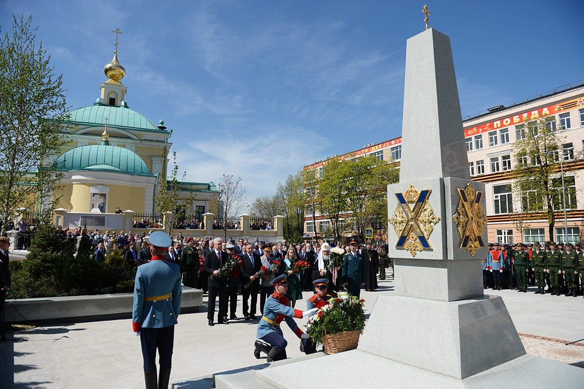 Памятник на преображенской площади кому