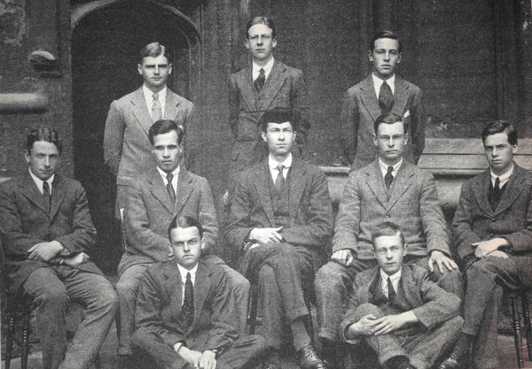 Льюис (последний ряд, справа) студент офскфордского Университетского колледжа, 1917 г.