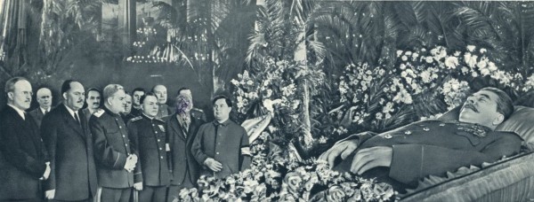 Руководители Партии и Правительства у гроба И. В. Сталина. Колонный зал Дома союзов 6 марта 1953. Лицо Берия на фото выцарапано