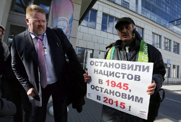 Активисты протестуют против проведения в Санкт-Петербурге форума сторонников правых идей. Фото dp.ru 