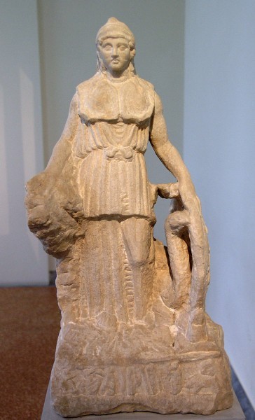 Афина Ленорман. Копия одной из работ Фидия Пример постепенной конкретизации скульптурного изображения к верхней части. Фото Википедия.
