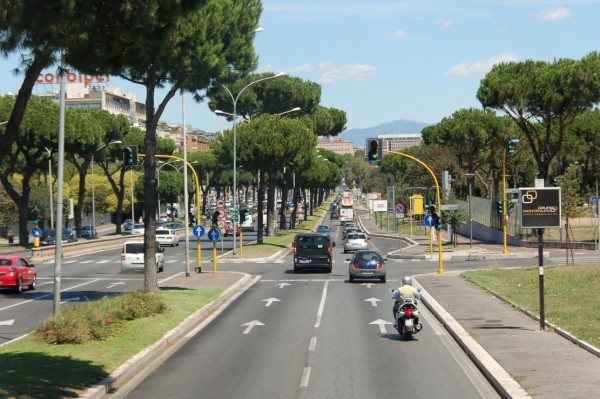 Via Cristoforo Colombo Рим. (Фото Википедия)
