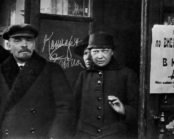 В.И.Ленин и Н.К.Крупская выходят из Дома Союзов