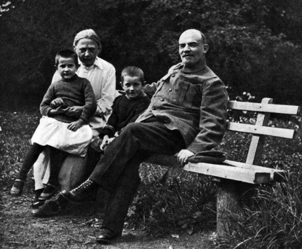 В.И.Ленин и Н.К.Крупская с племянником Ленина Виктором и дочерью рабочего Верой в Горках. Август-сентябрь 1922 года