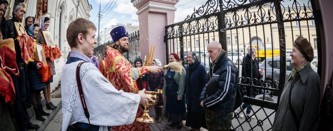 Как в Москве для бездомных пасхальную литургию служили