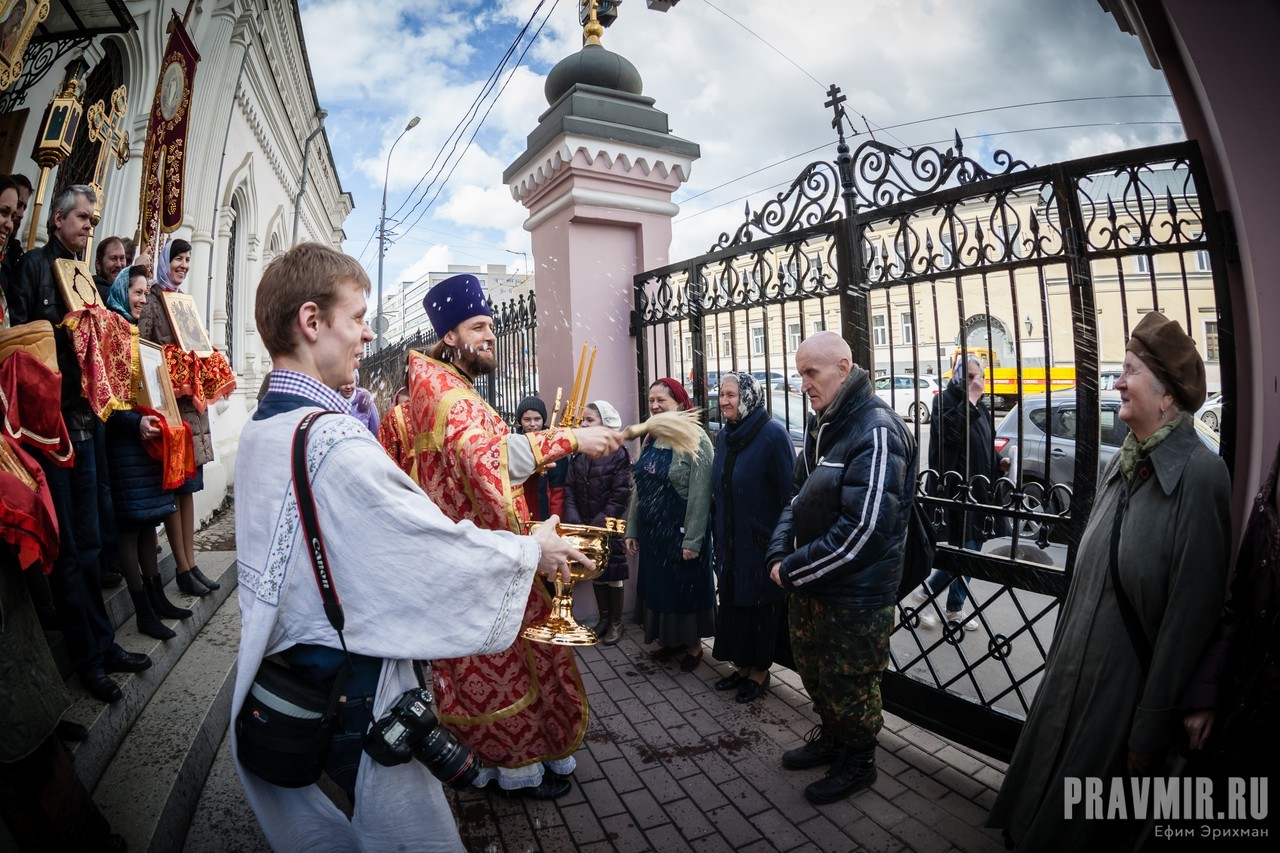 Как в Москве для бездомных пасхальную литургию служили | Правмир