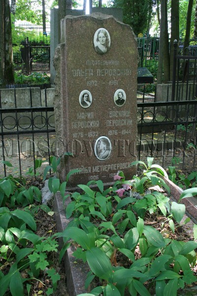 Могила Ольги Перовской на переделкинском кладбище