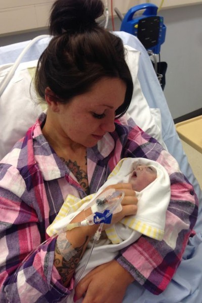 Трагедия: Любящая Джесс баюкает своего маленького сына Тедди в больнице