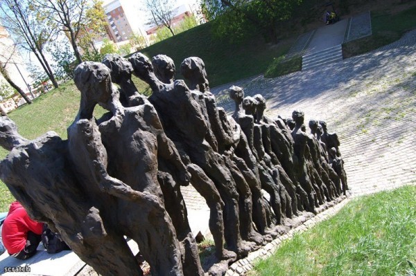 Мемориал «Яма» расположен на улице Мельникайте в Минске и посвящён жертвам холокоста