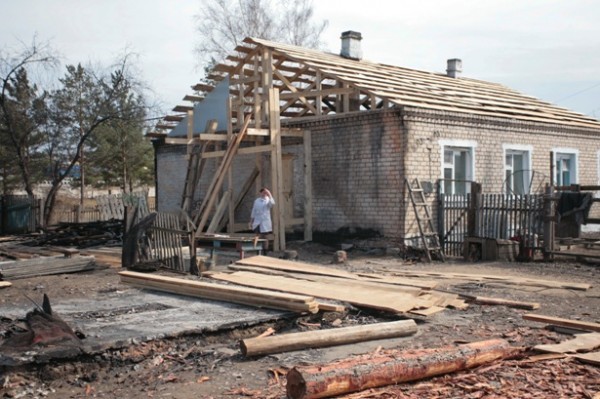 Село Казаново, пострадавшая от пожара женщина уже получила денежную помощь от государства и перекрывает крышу после пожара