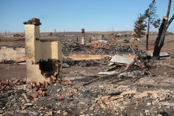 Другим людям села повезло меньше. От крыши до фундамента старый деревянный дом сгорает примерно за 30 минут. Все, что остается после пожара, это обгоревшая кирпичная печь.