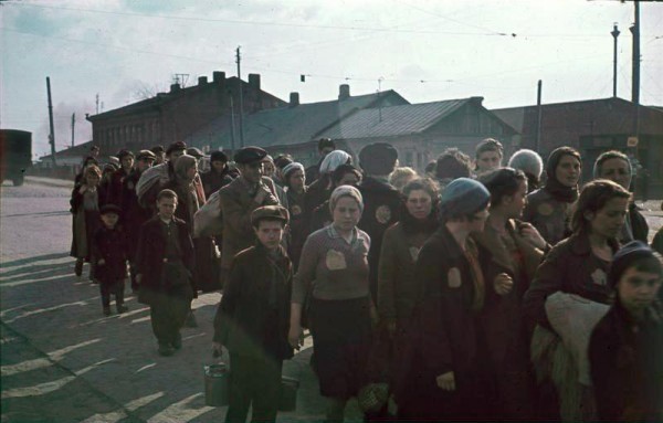 Колонна узников минского гетто на улице. 1941 год