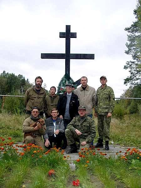 Фото на память у мемориала на месте основного захоронения. Фото: bergenschild.ru
