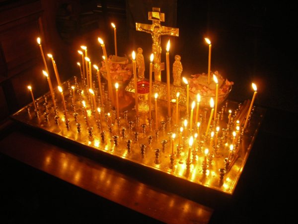 Свечи в церкви: как ставить свечи церкви за здравие и за упокой