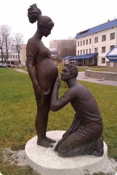 Памятник беременной женщине. Установлен у минского центра "Мать и дитя". Фото из открытых источников